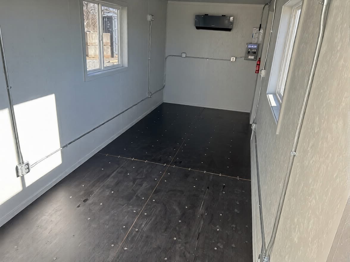 Bürocontainer 20ft – Innenansicht mit Klimaanlage