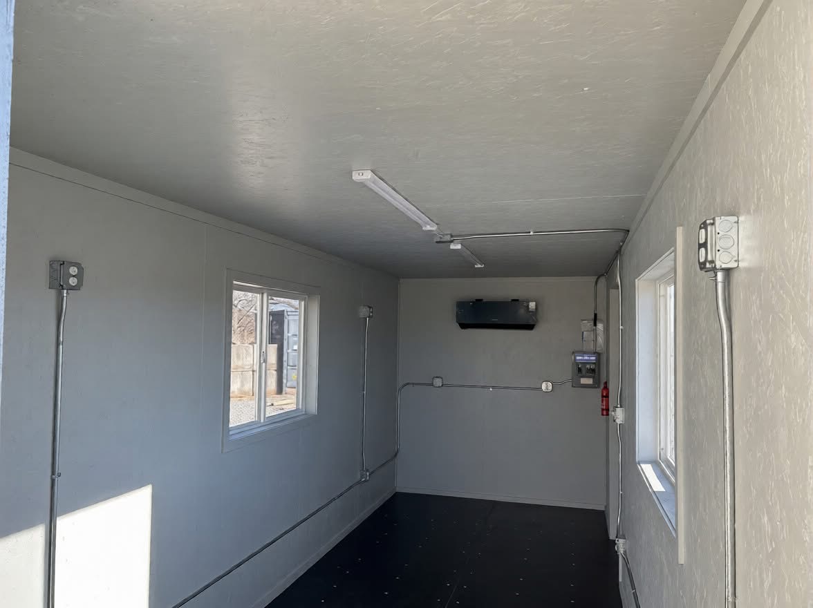 Bürocontainer 20ft – Innenansicht LED & Klimaanlage