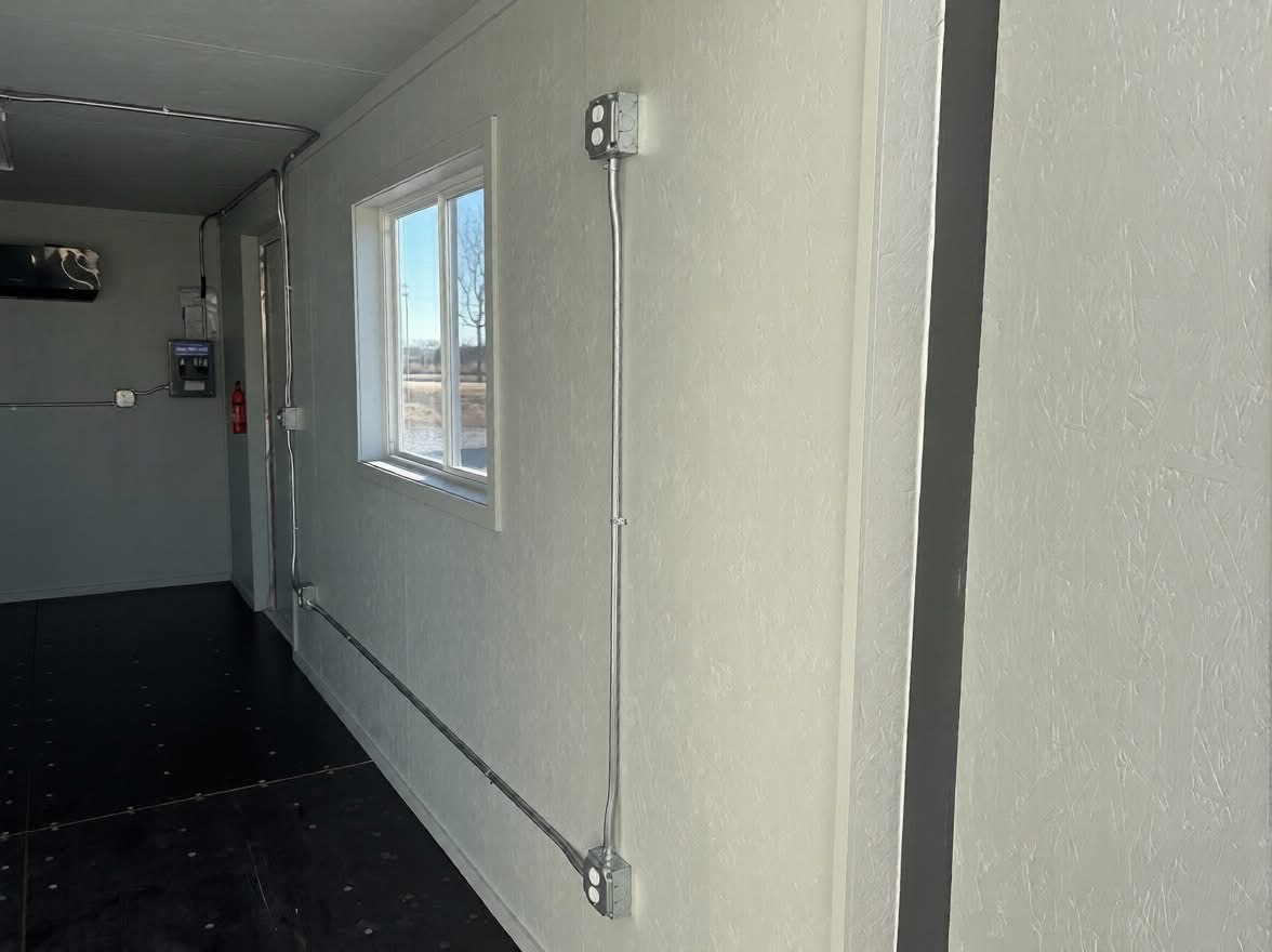 Bürocontainer 20ft – Innenansicht Wand & Fenster