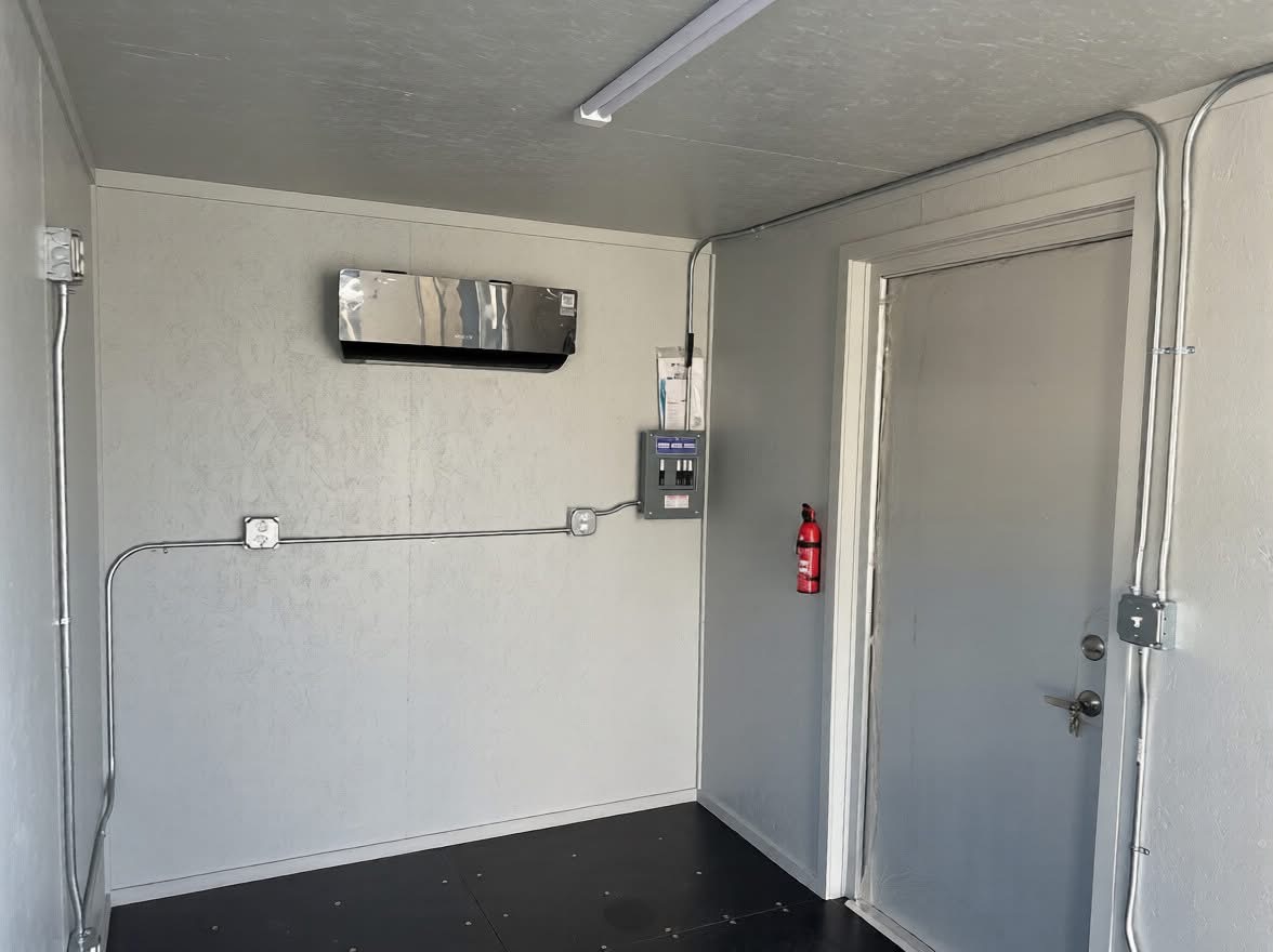 Bürocontainer 20ft – Sicherungskasten & Klimaanlage