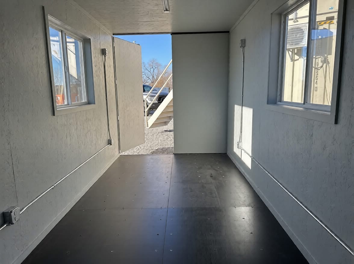 Bürocontainer 20ft – Innenansicht Tür offen