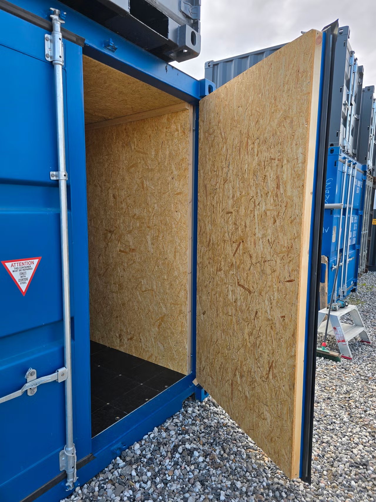 Blauer Isoliercontainer 20ft – Innenansicht mit Tür