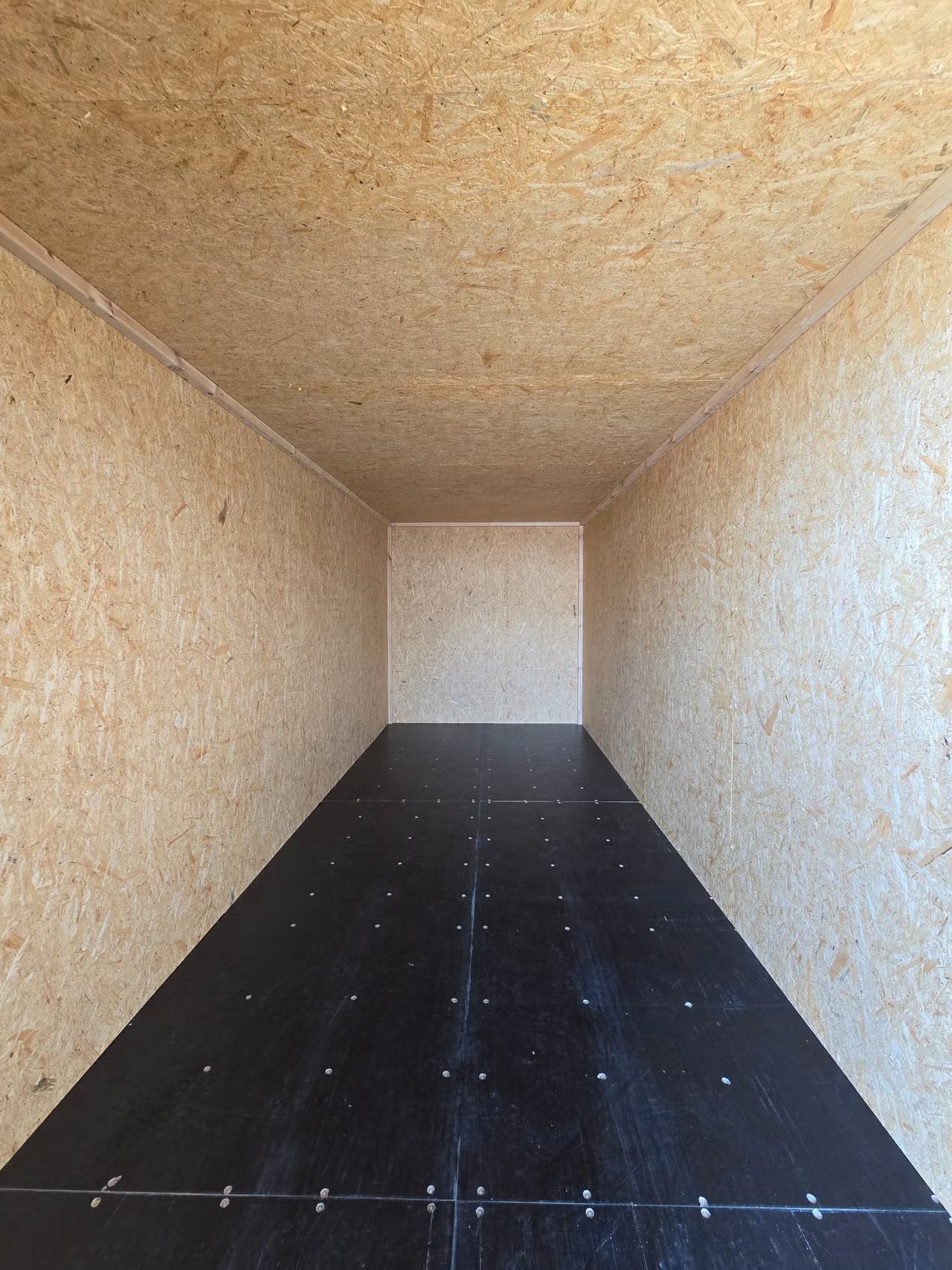 Blauer Isoliercontainer 20ft – Innenansicht OSB