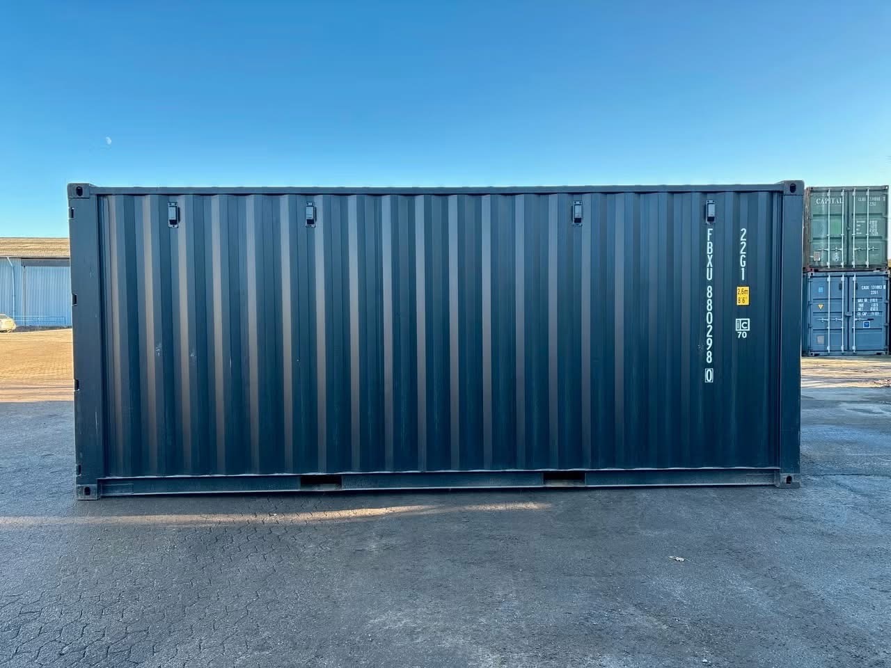 Rot Seecontainer 20ft - Seitenansicht