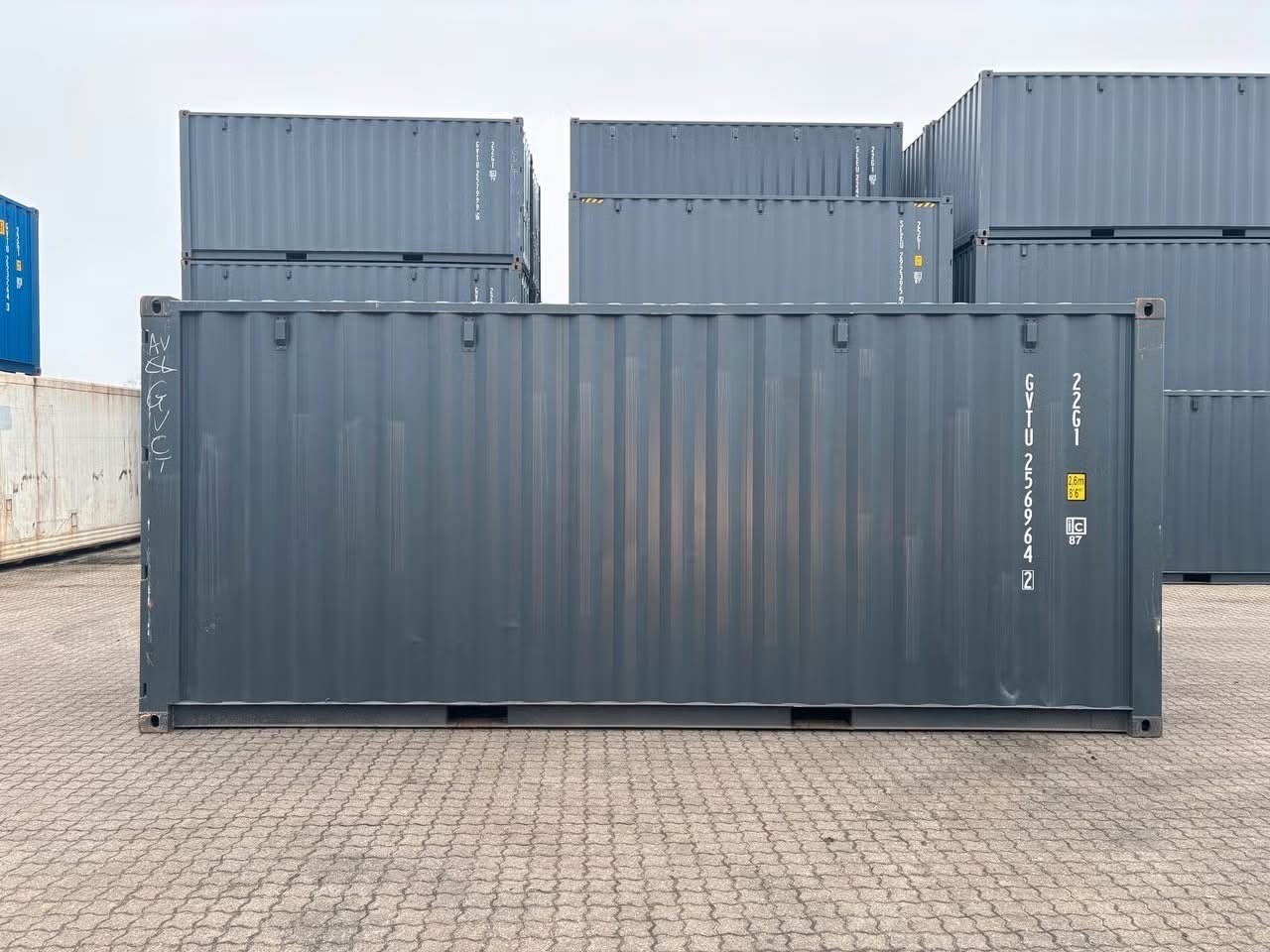 Rot Seecontainer 20ft - Seitenansicht