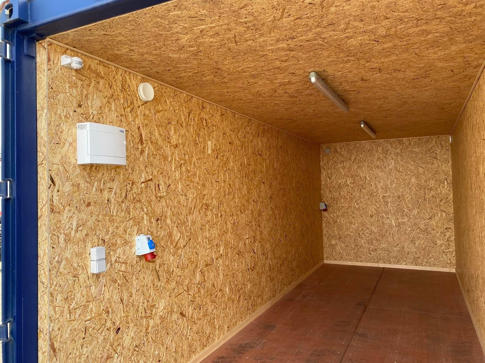 Rot Seecontainer 20ft - Türansicht