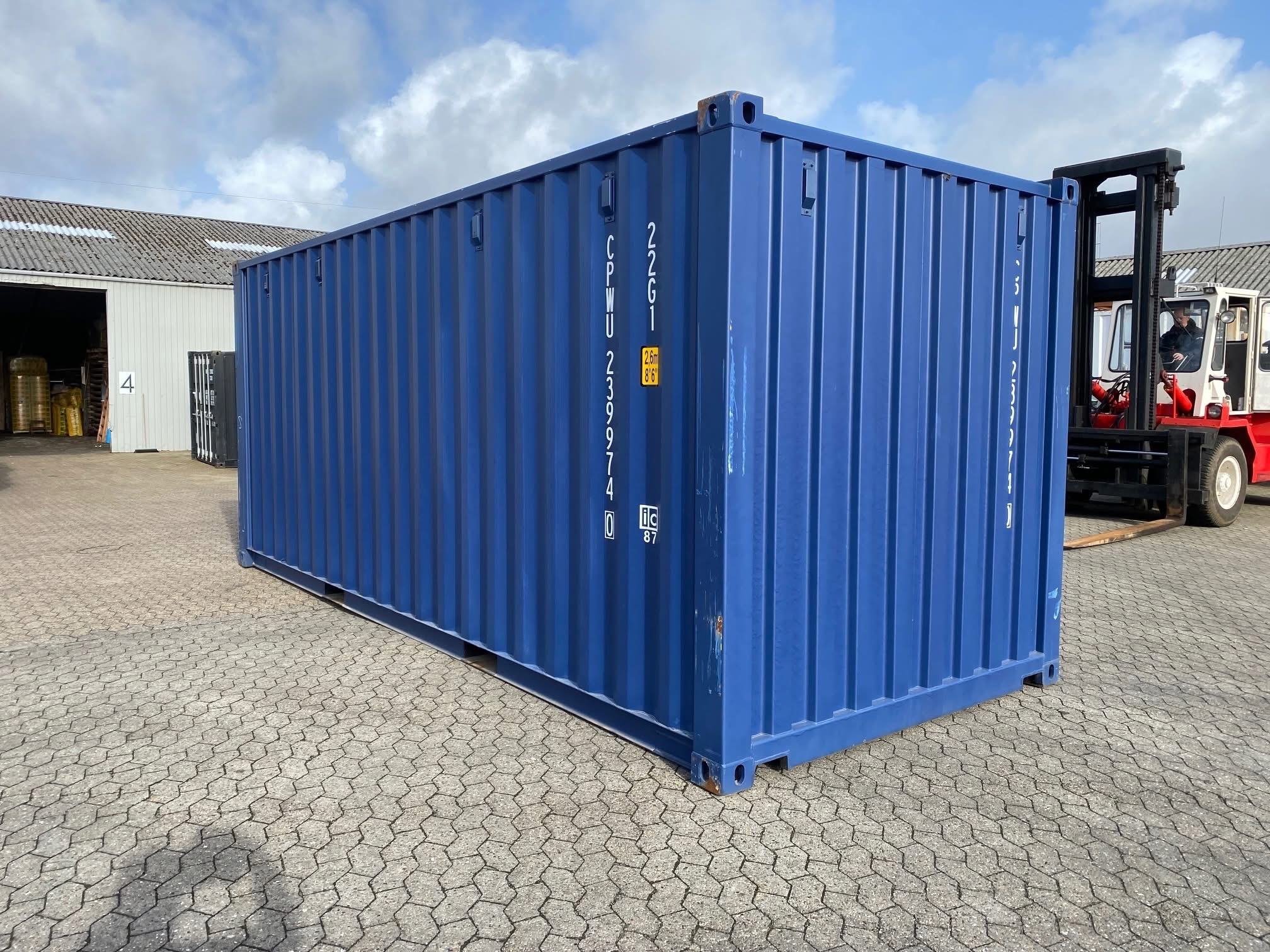 Rot Seecontainer 20ft - Innenansicht leer