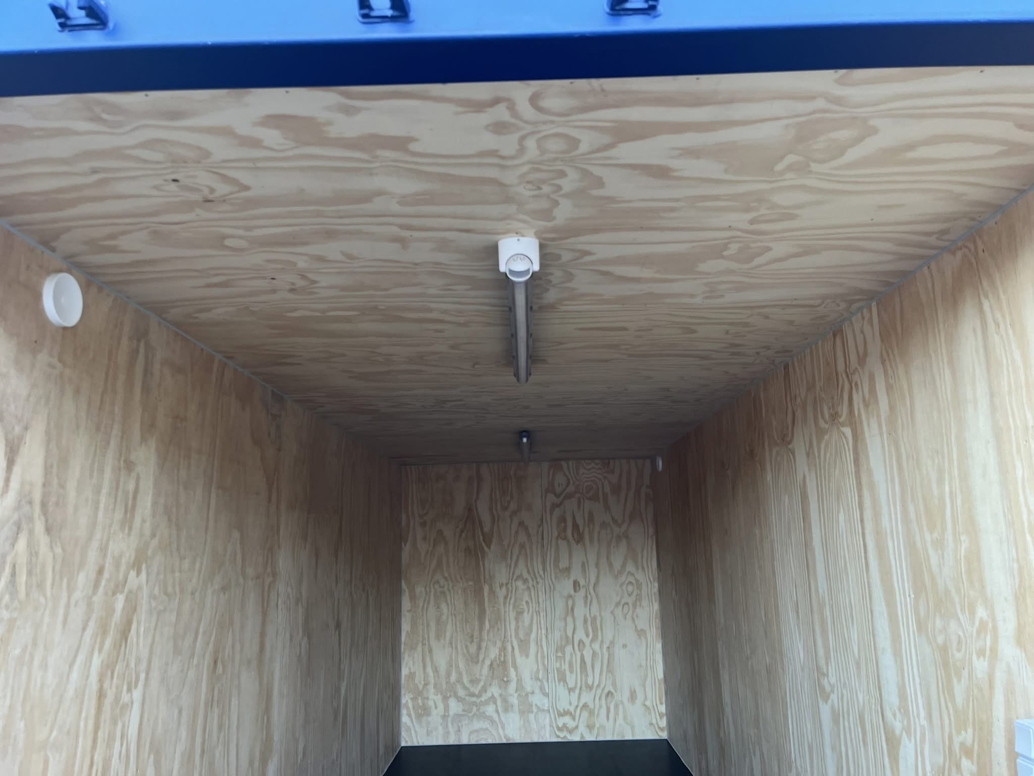 Rot Seecontainer 20ft - Seitenansicht