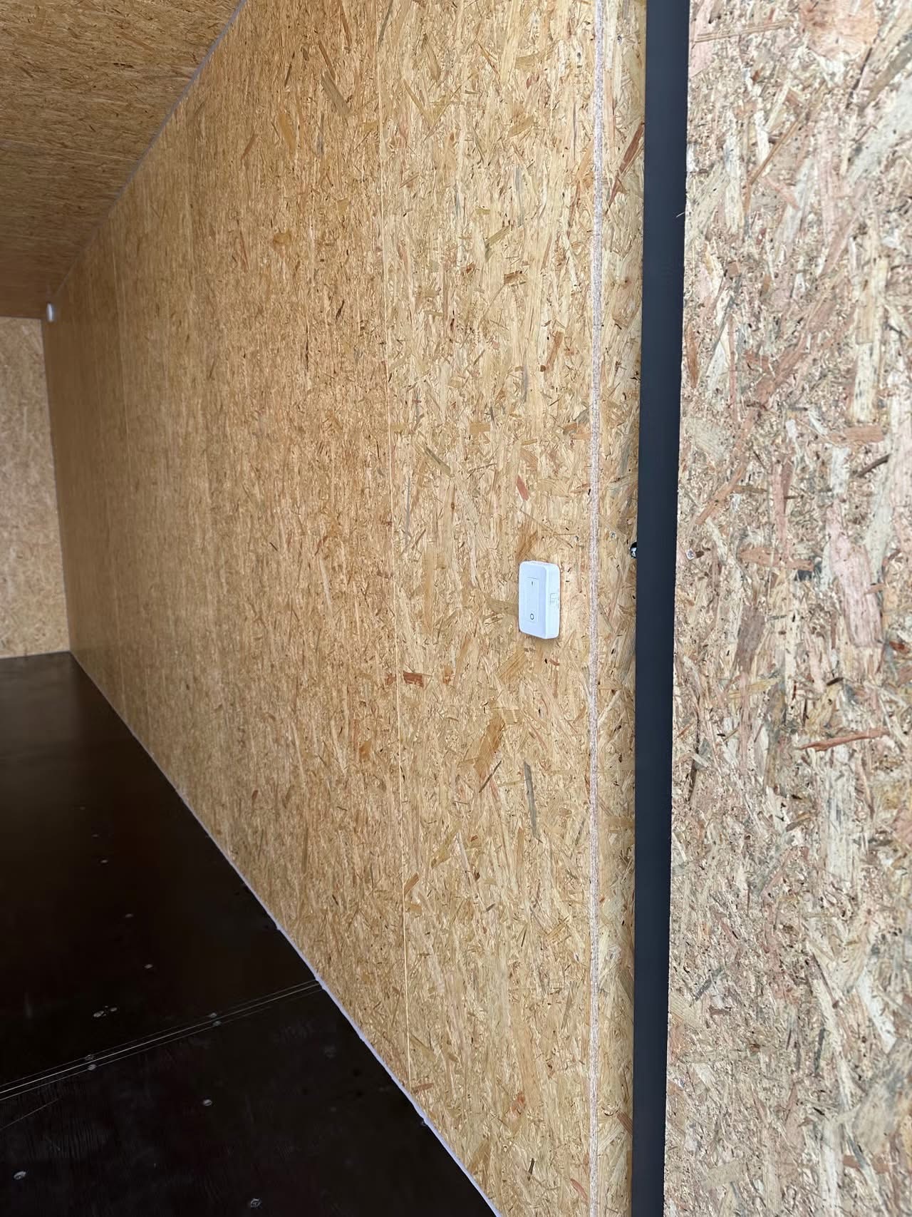 Isoliercontainer 20ft Anthrazit LED – Lichtschalter