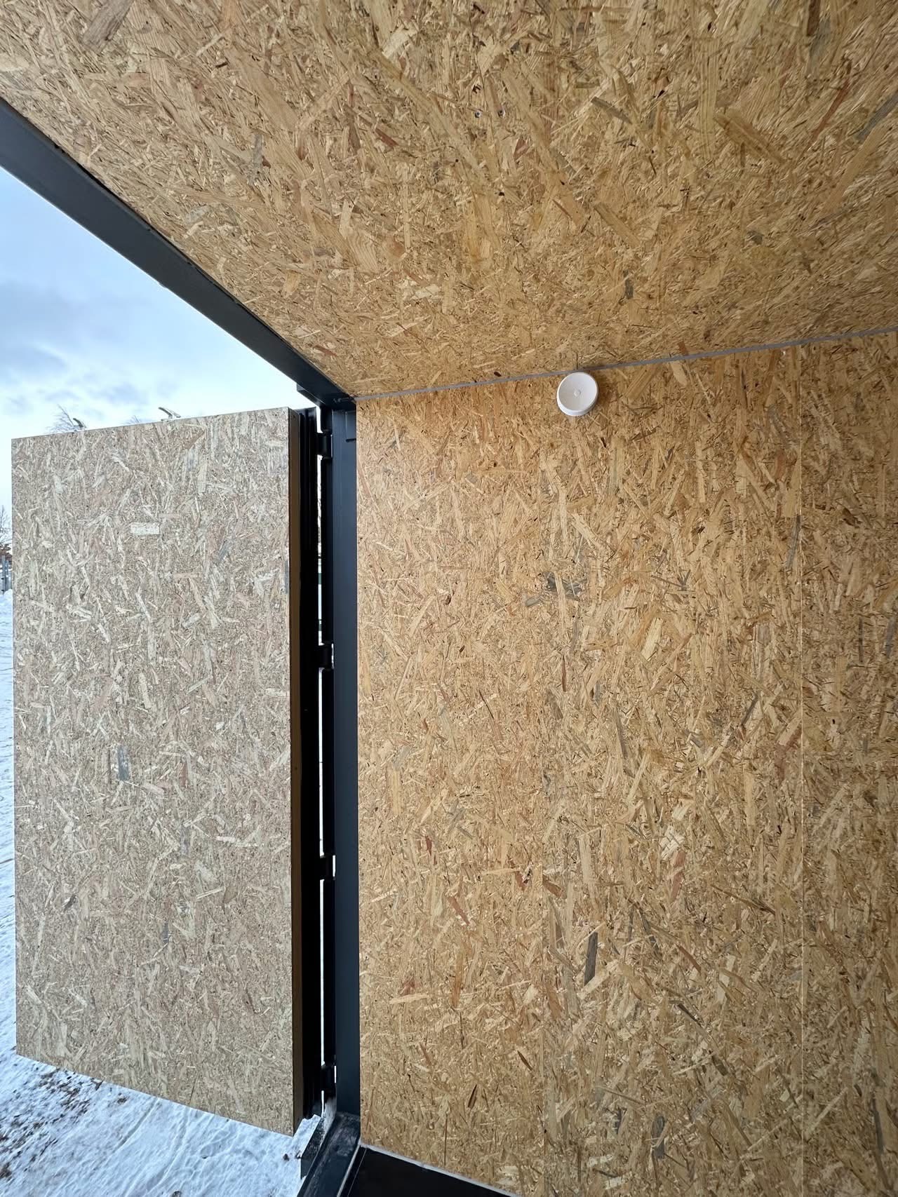 Isoliercontainer 20ft Anthrazit LED – OSB-Wand Ecke