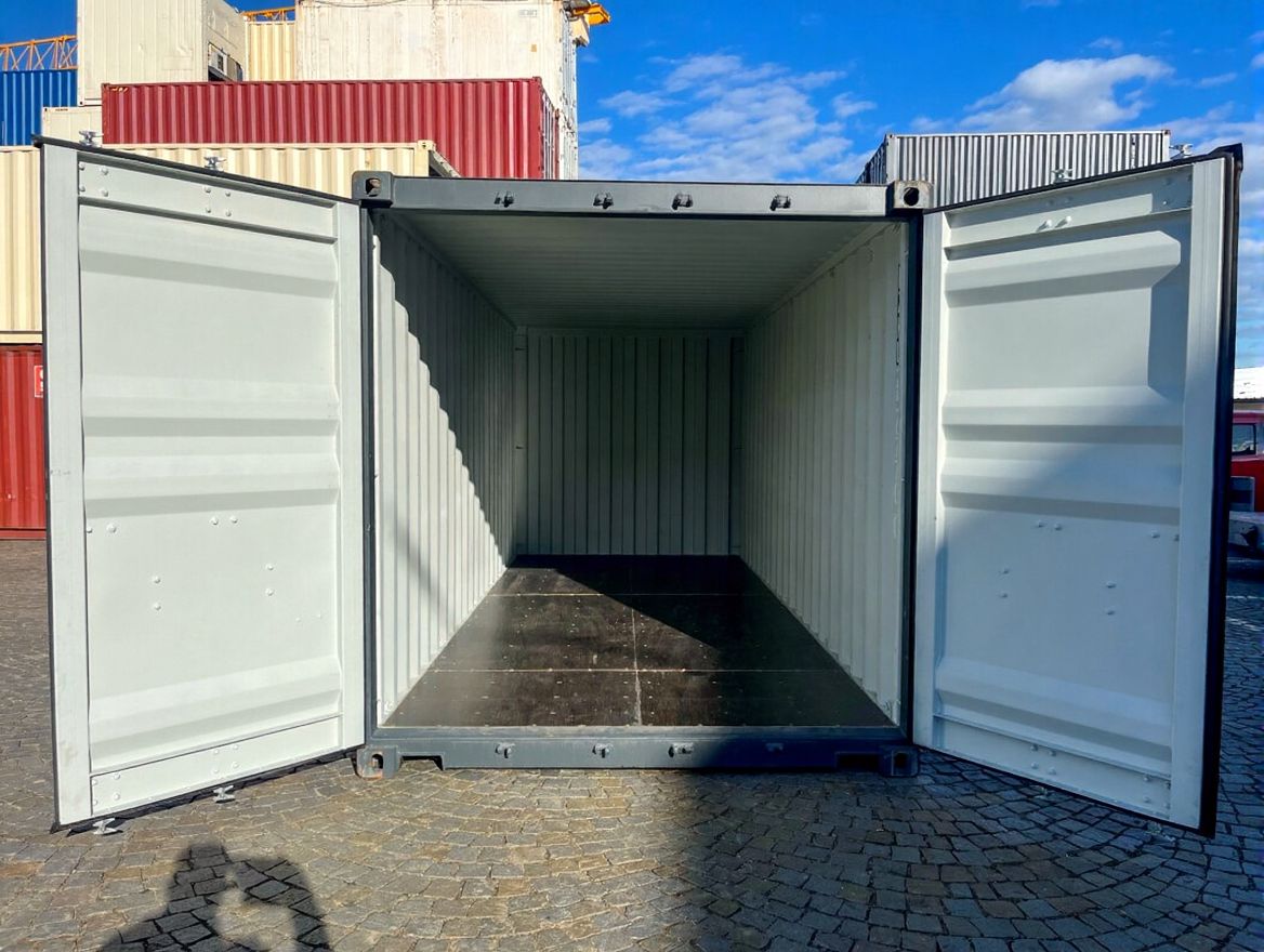 Grauer Seecontainer 20ft - Innenansicht offen