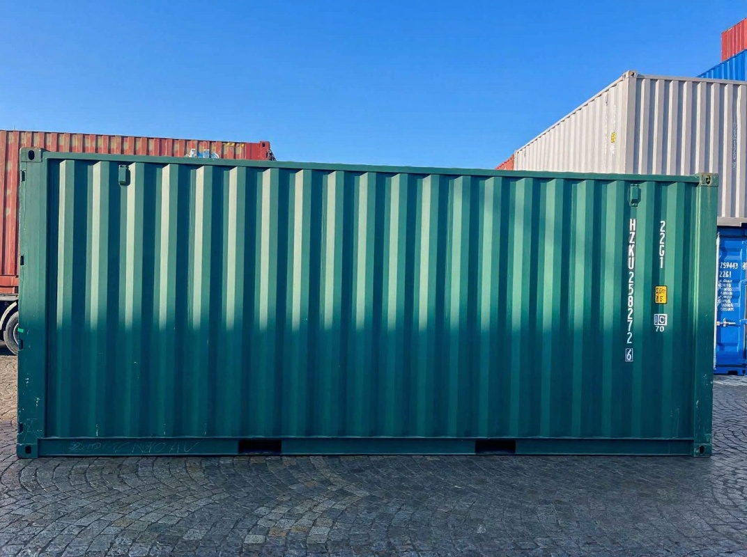 Grüner Seecontainer 20ft - Stirnseite lang