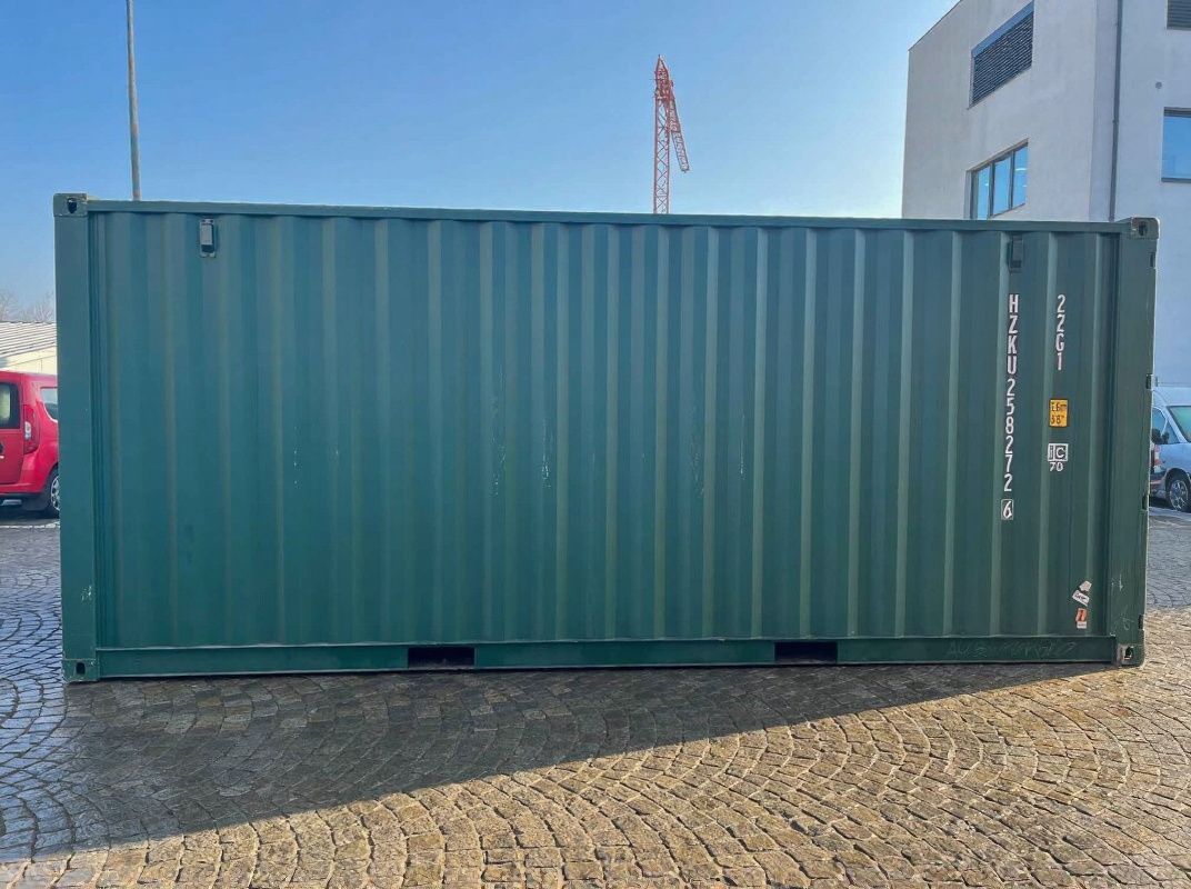 Grüner Seecontainer 20ft - Seitenansicht