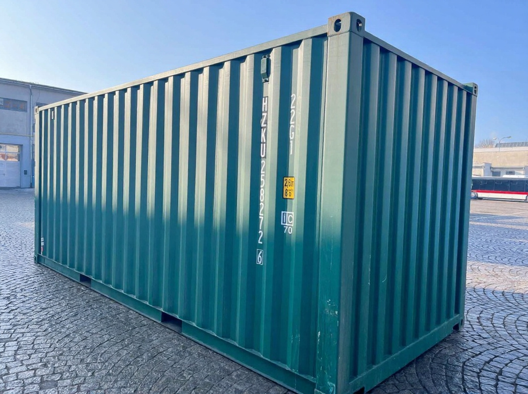 Grüner Seecontainer 20ft - Schrägansicht klein
