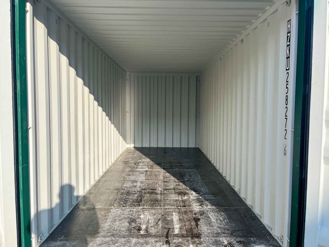 Grüner Seecontainer 20ft - Innenansicht leer