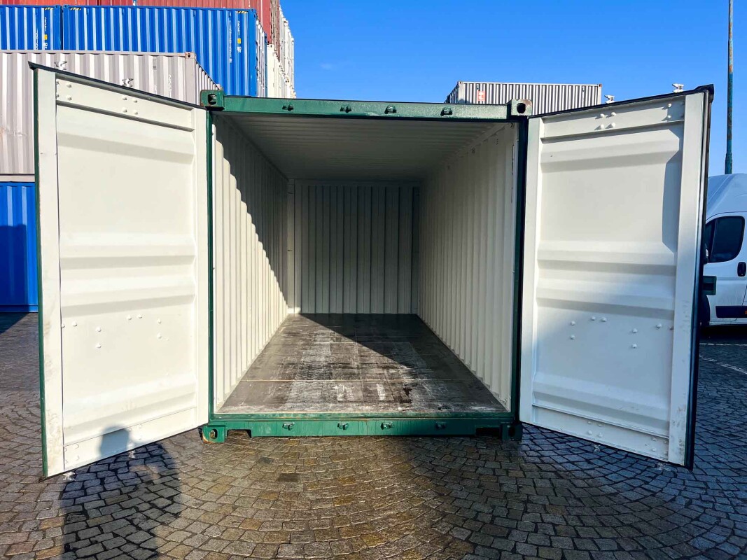 Grüner Seecontainer 20ft - Türen offen