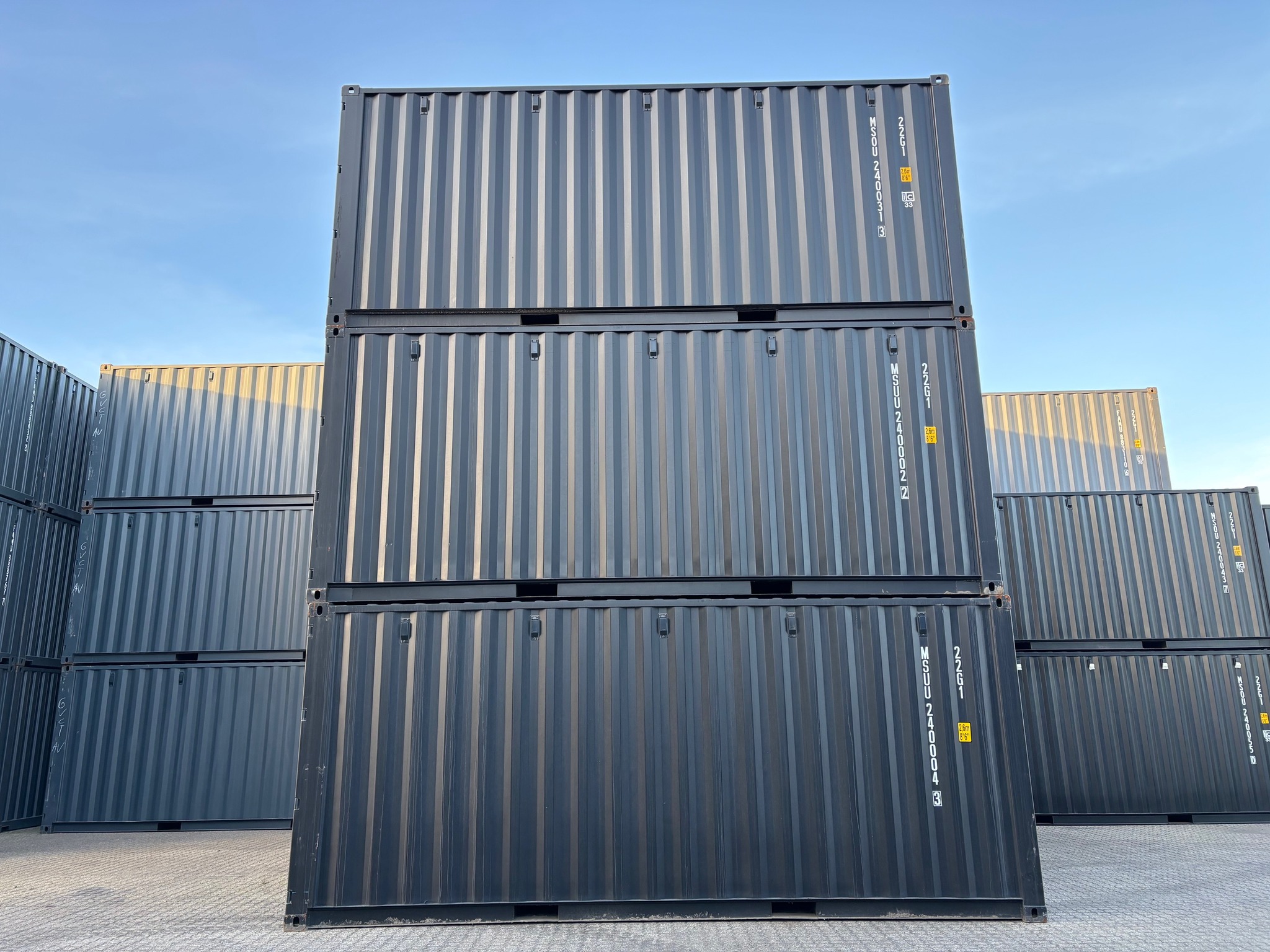 Schwarz Seecontainer 20ft - Innenansicht leer